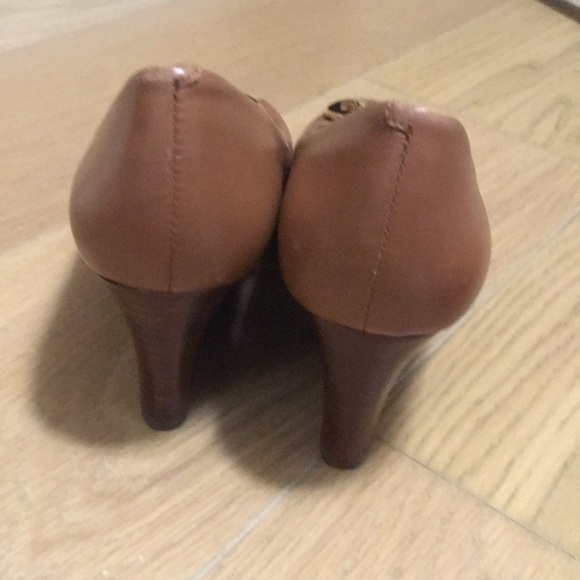 Tori Burch “Sally 2” Peep Toe Wedge Pump - Picture 3 of 5